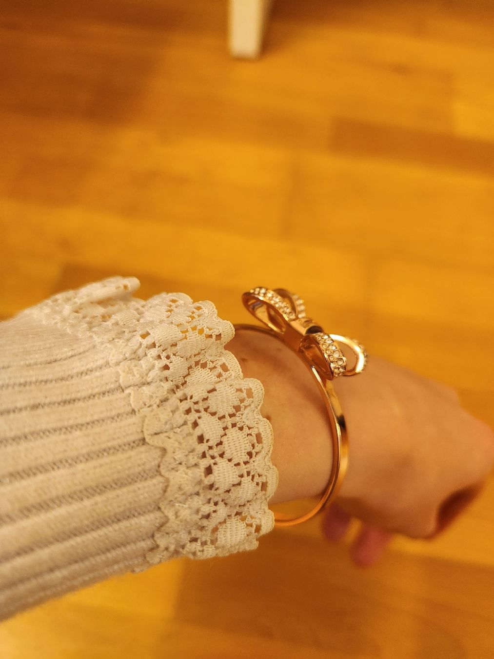 Armbänder & -reifen: Ted Baker Armreif Rosegold mit Schleife Strass – Gebraucht aus Bronschhofen von eve_l8y7 1