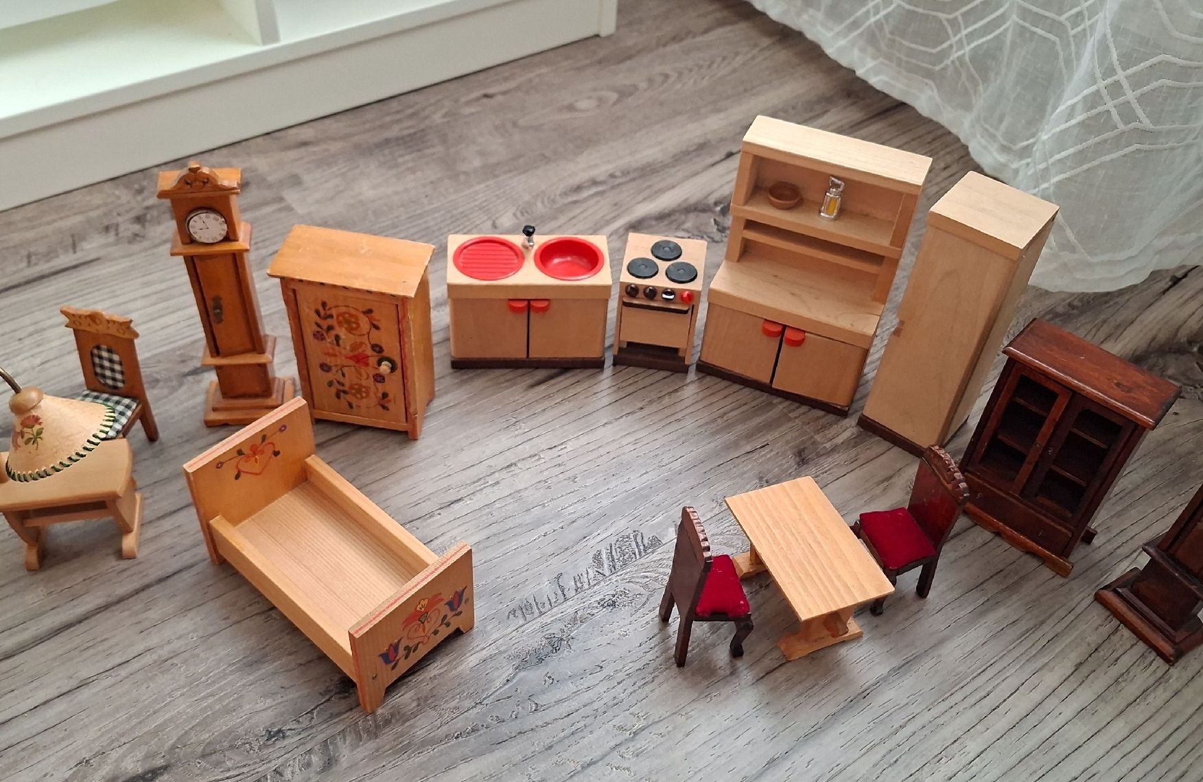 Puppenhäuser & -möbel: Puppenmöbel Set aus Holz – Gebraucht aus Winterthur von Ausmisten2026