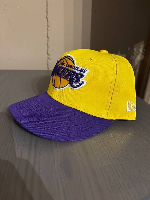 Copricapi, berretti & cappellini: Fitted Cap: Nba Basic Lakers gelb/violett, New Era 7 1/4 – Usato da Rickenbach venduto da salpi14 1