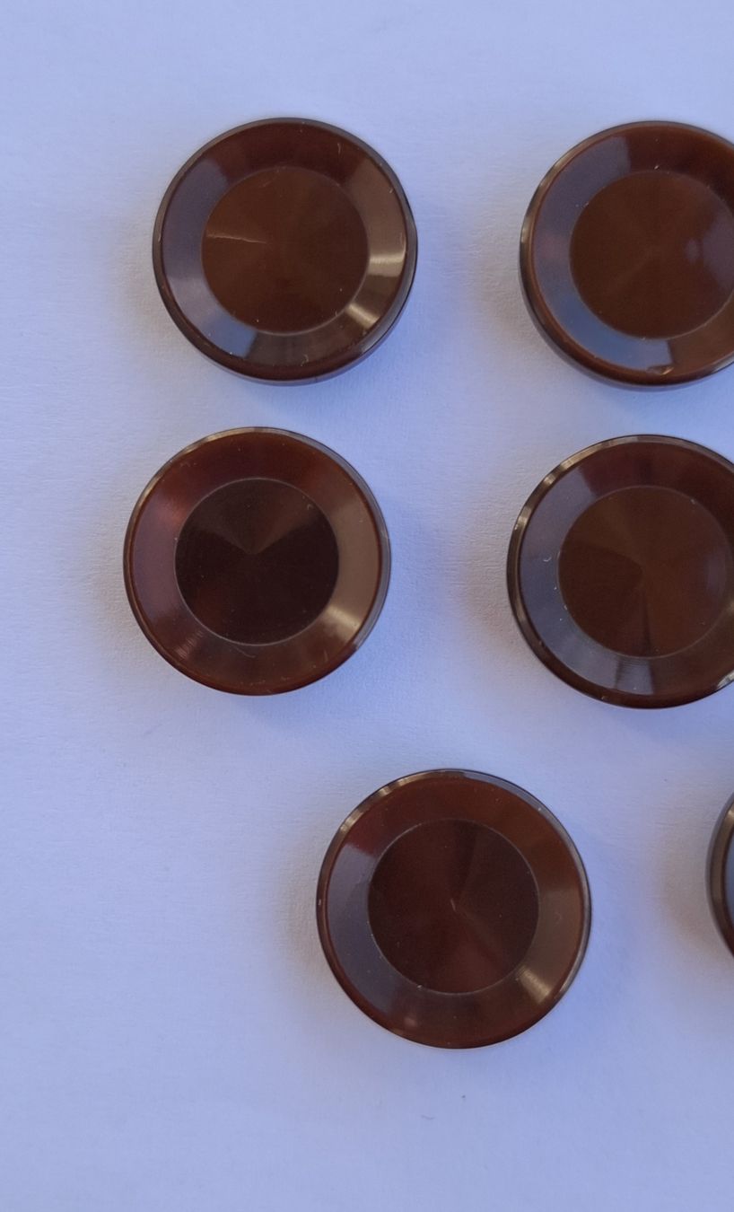 Knöpfe: 8 Stück Knöpfe caramelbraun, 18 mm. – Gebraucht aus Dietikon von Hirschkopf 2