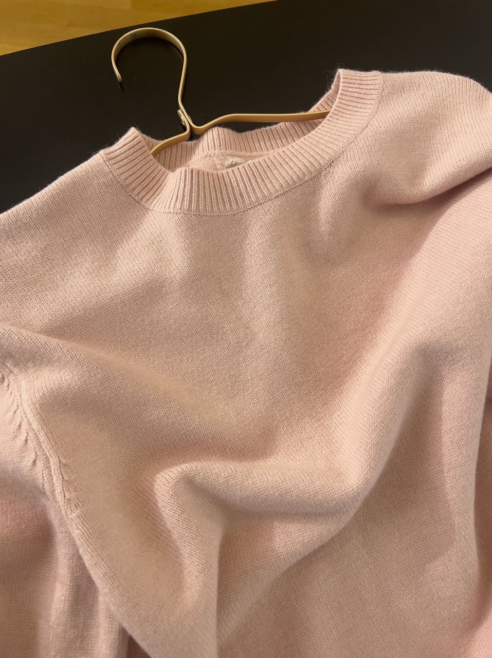 Pulls & Sweat-shirts: Pullover rosa mit FluFlu-Abschluss – Neuf avec emballage d'origine à Zürich par Naebeli 1