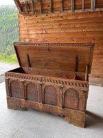 Thurgauer Adel - Truhe 1696 mit Verzierungen Schnitzereien