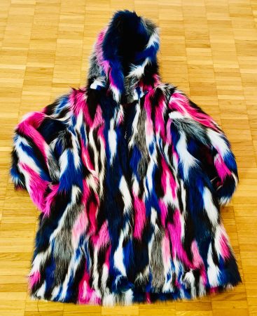 KUNSTPELZJACKE MIT REISSVERSCHLUSS UND KAPUZE