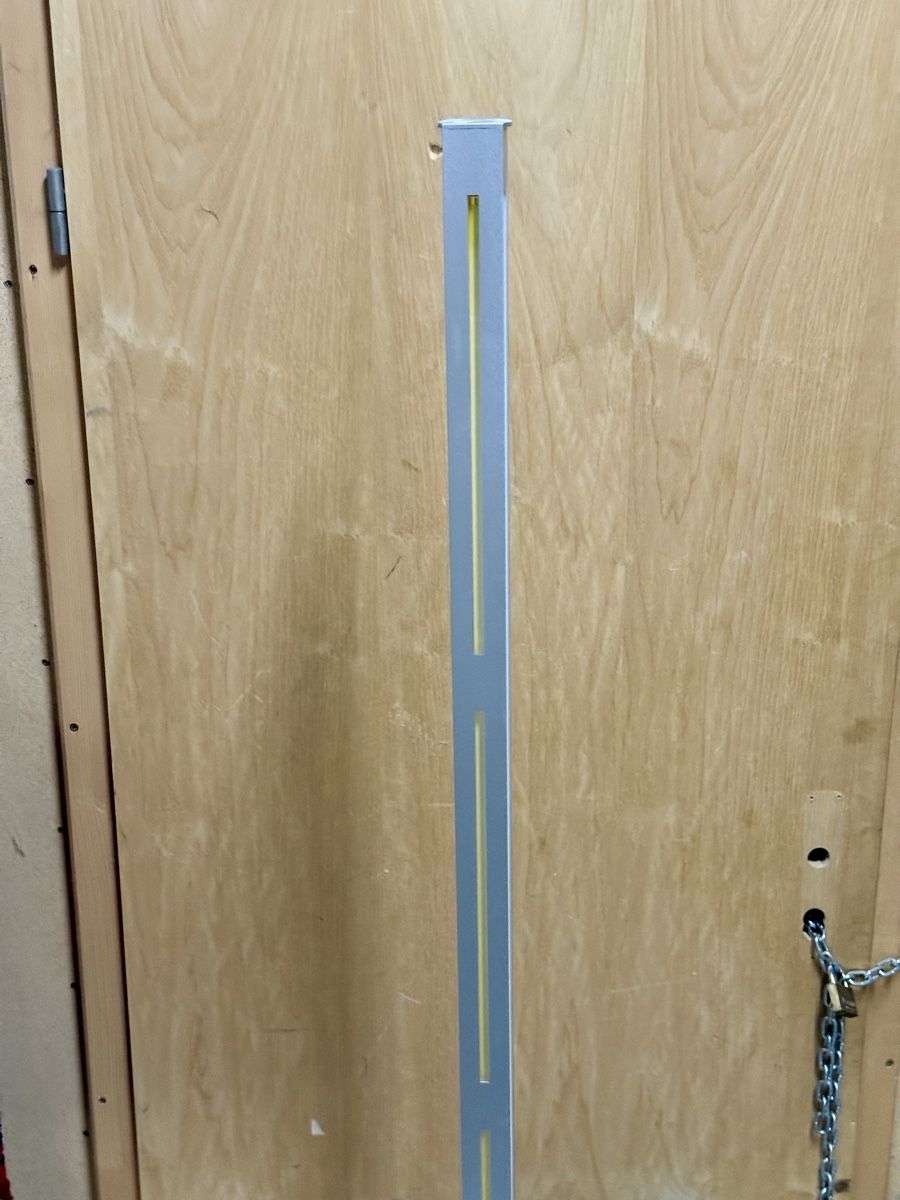 Lampen: Modern Design Floor Lamp, Silver Finish, Excellent Condition – Gebraucht aus Lausanne von vas_cdb2 5