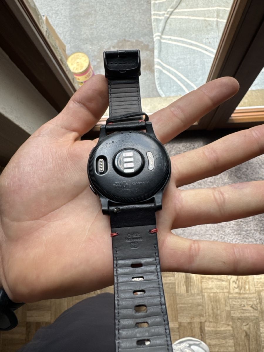 Garmin Smartwatch: Montre connectée Garmin Darth Vader Star Wars Edition – Usato da Cormoret venduto da naaatsiiirt 3