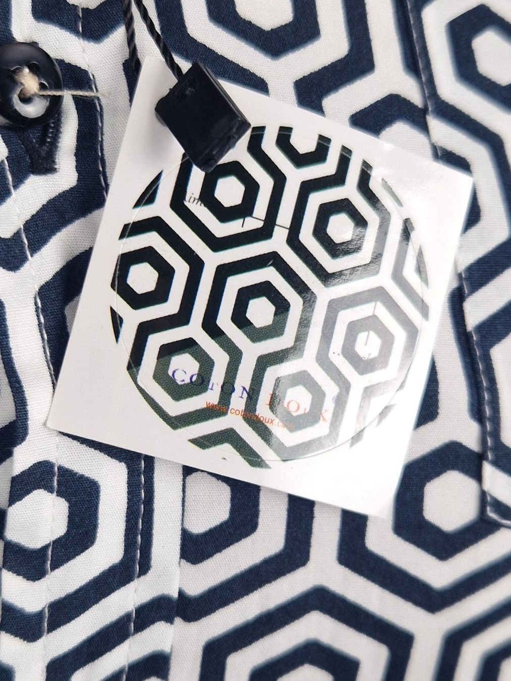 Hemden, T-Shirts & Polos: Coton Doux Kinderhemd Hexagonmuster, Gr. 164 – Neu und originalverpackt aus Basel von Restwert_Basel 2