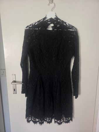 Schwarzes Spitzenkleid langarm mit Stehkragen