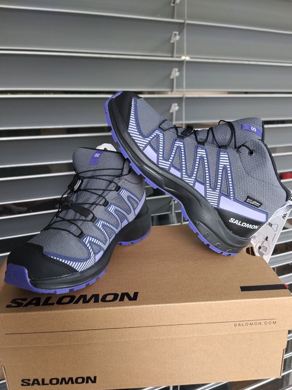 Salomon Scarpe da uomo: Salomon XA Pro V8 Mid WP wanderschuhe.Neu. – Nuovo e nell'imballaggio originale da Brügg BE venduto da obm_fs8d