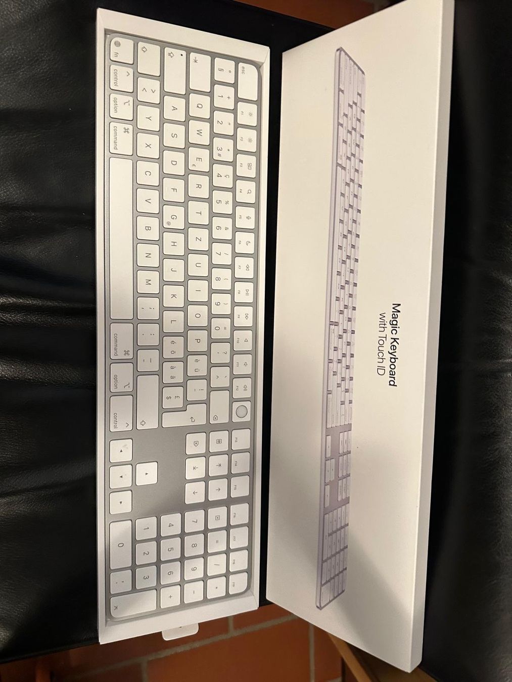Apple Tastiere: Apple Magic Keyboard Touch ID CH et Magic Mouse USB C – Nuovo e nell'imballaggio originale da Chavannes des bois venduto da JustST2 3