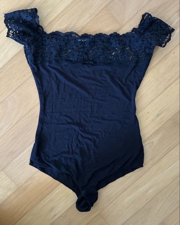 Schwarzer Body mit Spitze 
