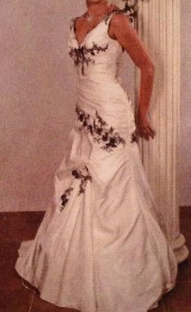 Brautkleid mit Stickerei, neu, inkl. Schleier und Umhang