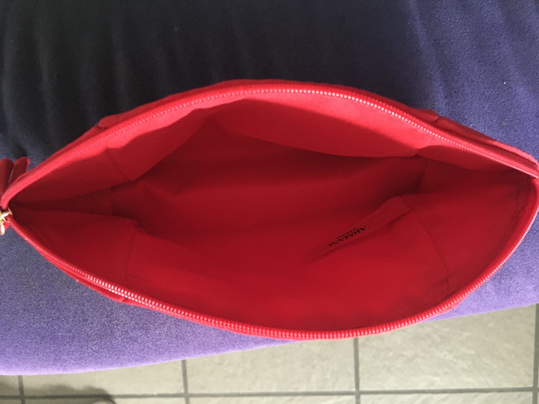 Custodie per cosmetici: Giorgio Armani Red Essential Pouch – Nuovo (secondo la descrizione) da Flawil venduto da rcnkr 2