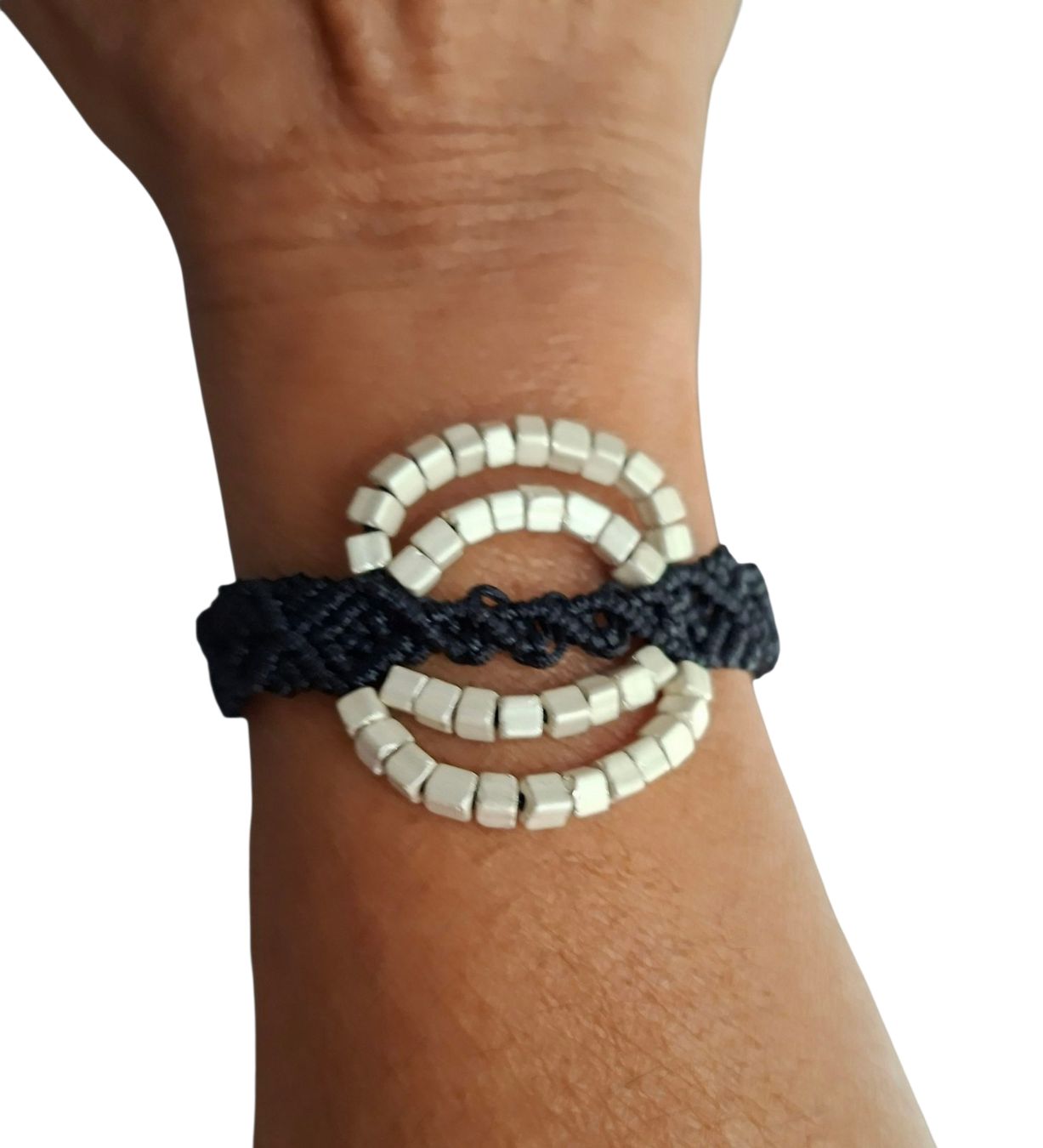 Bracciali & Braccialetti: Handgemachtes Makramee Armband mit quadratischen Perlen – Nuovo (secondo la descrizione) da Luzern venduto da Bbig