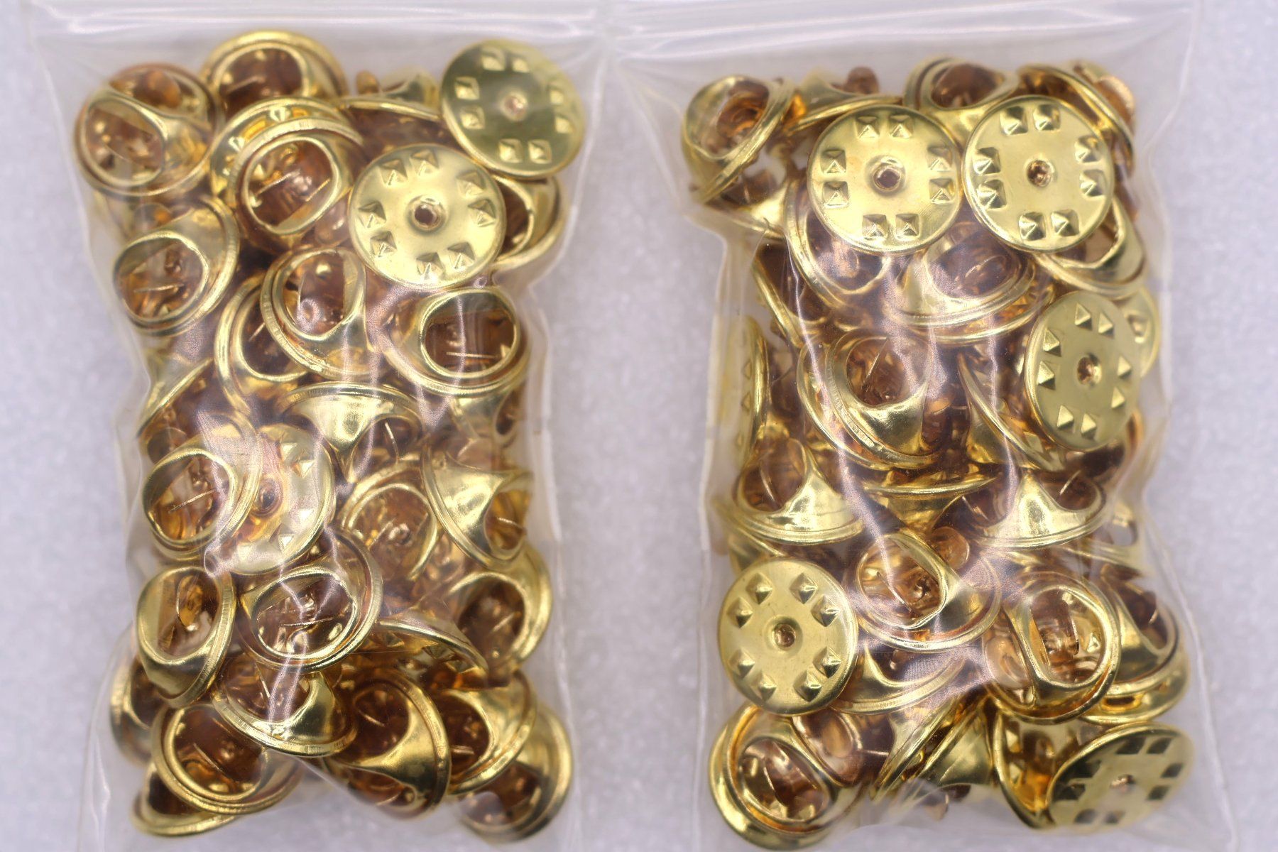 Placchette & Badge: 100 Pin Clips goldig – Usato da Winterthur venduto da Sammleroase