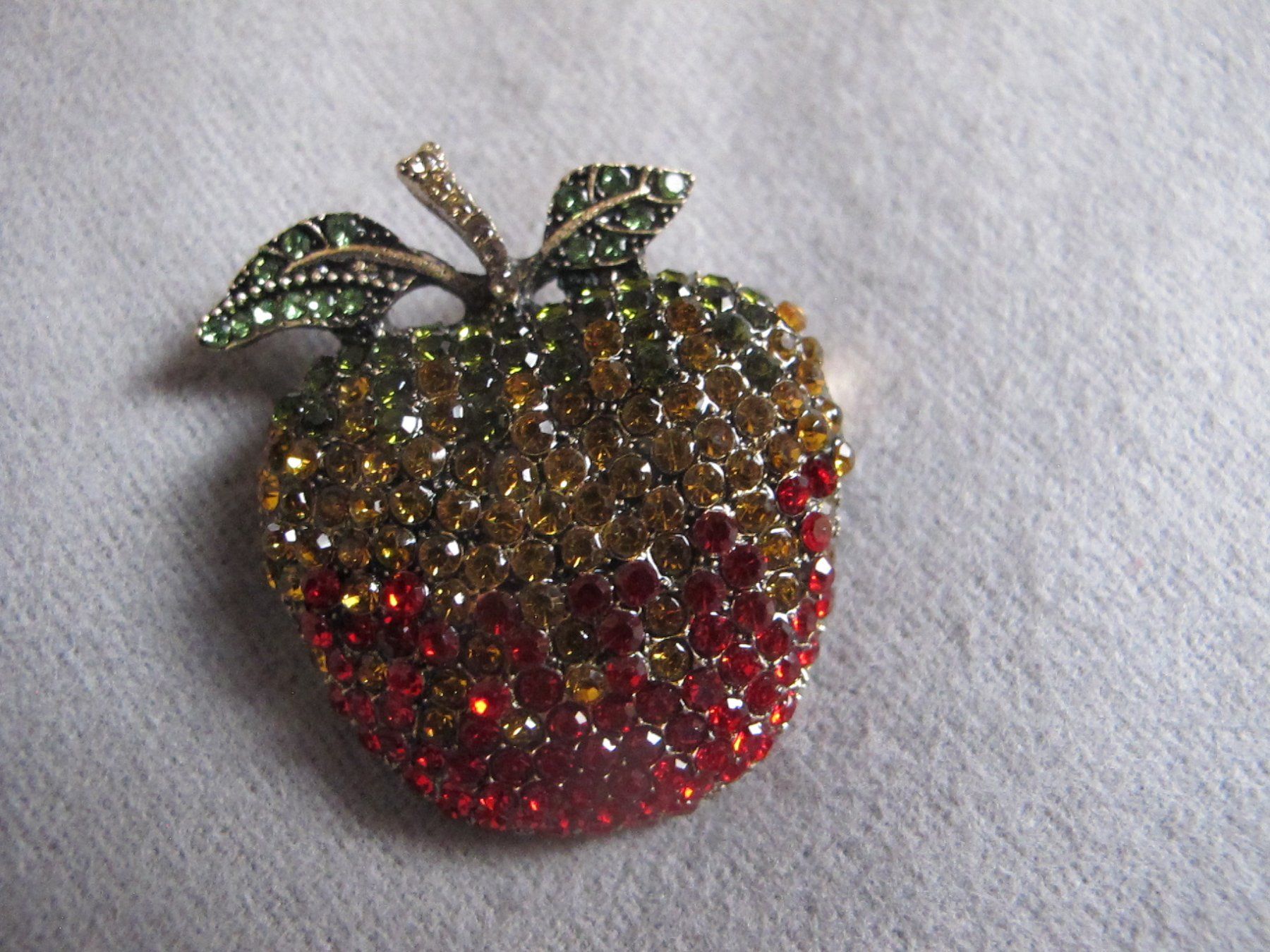 Spille & Fermagli: Apfel Brosche mit Strass-Steinen, Herbst-Look, neu! – Nuovo (secondo la descrizione) da Löhningen venduto da Chimae67