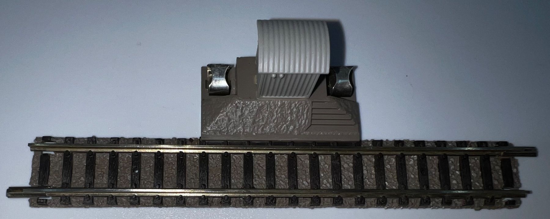 Fleischmann Modelleisenbahnen: Fleischmann, Gleisanschluss mit Bahnhäuschen (9101) – Gebraucht aus Basel von jonnyhaas
