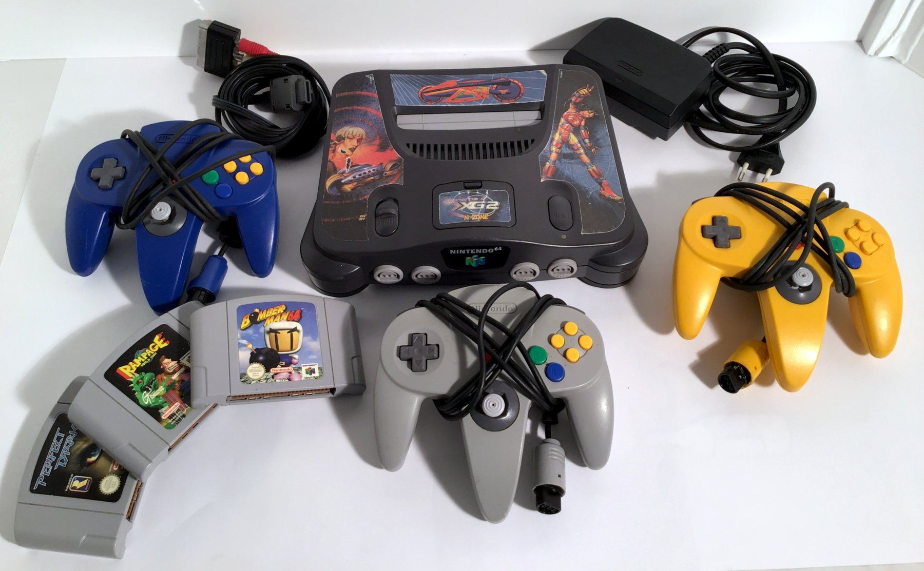 Nintendo Console: Nintendo 64 Konsole Set mit 3 Controllern – Usato da Dübendorf venduto da sdbu-frappant