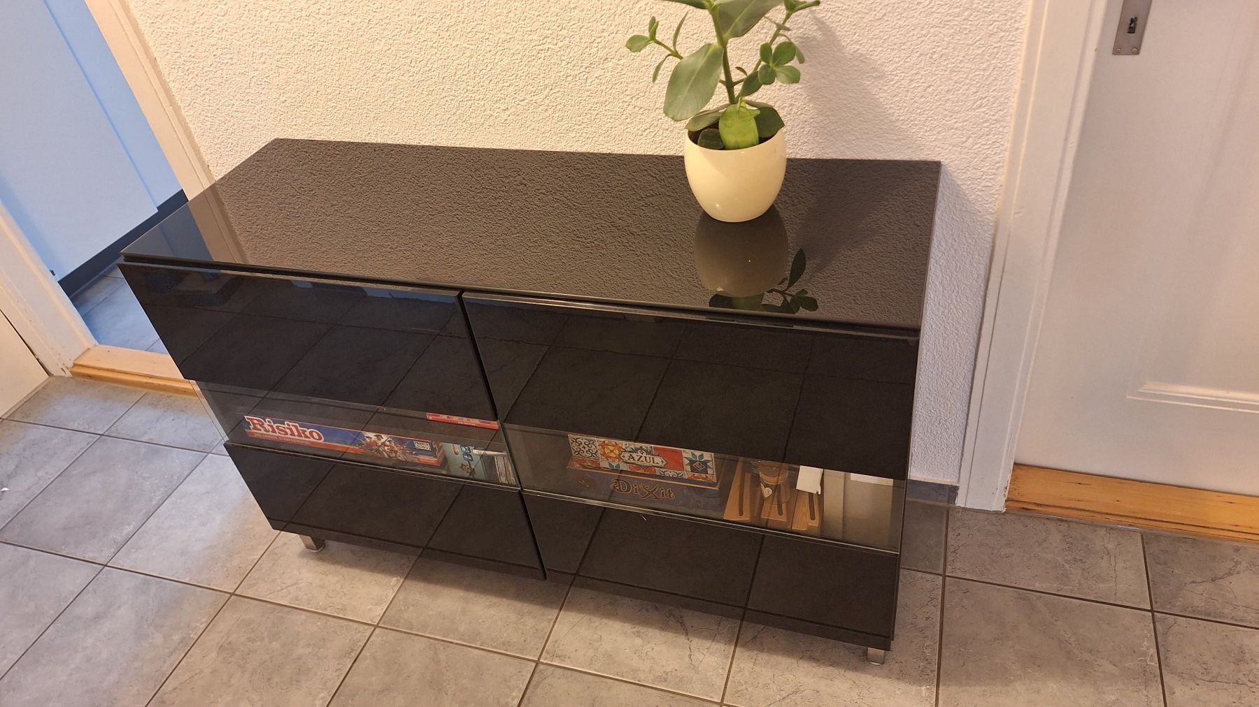 Cassettiere: Elegantes Hochglanz-Sideboard schwarz mit Glasablage – Usato da Zürich venduto da joh_5qf9 2