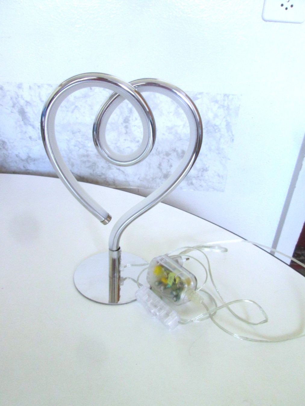 Conforama Lampes: LED Herz Tischlampe – D'occasion à Sementina par babucia