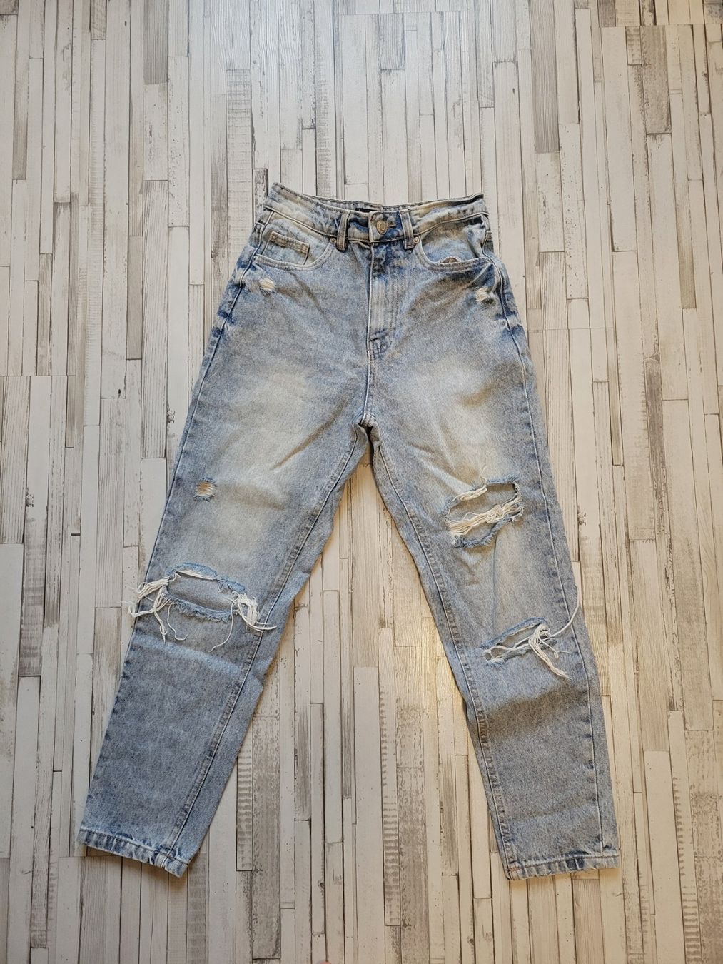 Jeans: Jean Mom Délavé, Trous, Taille Haute – Usato da Delémont venduto da Osamuwuu
