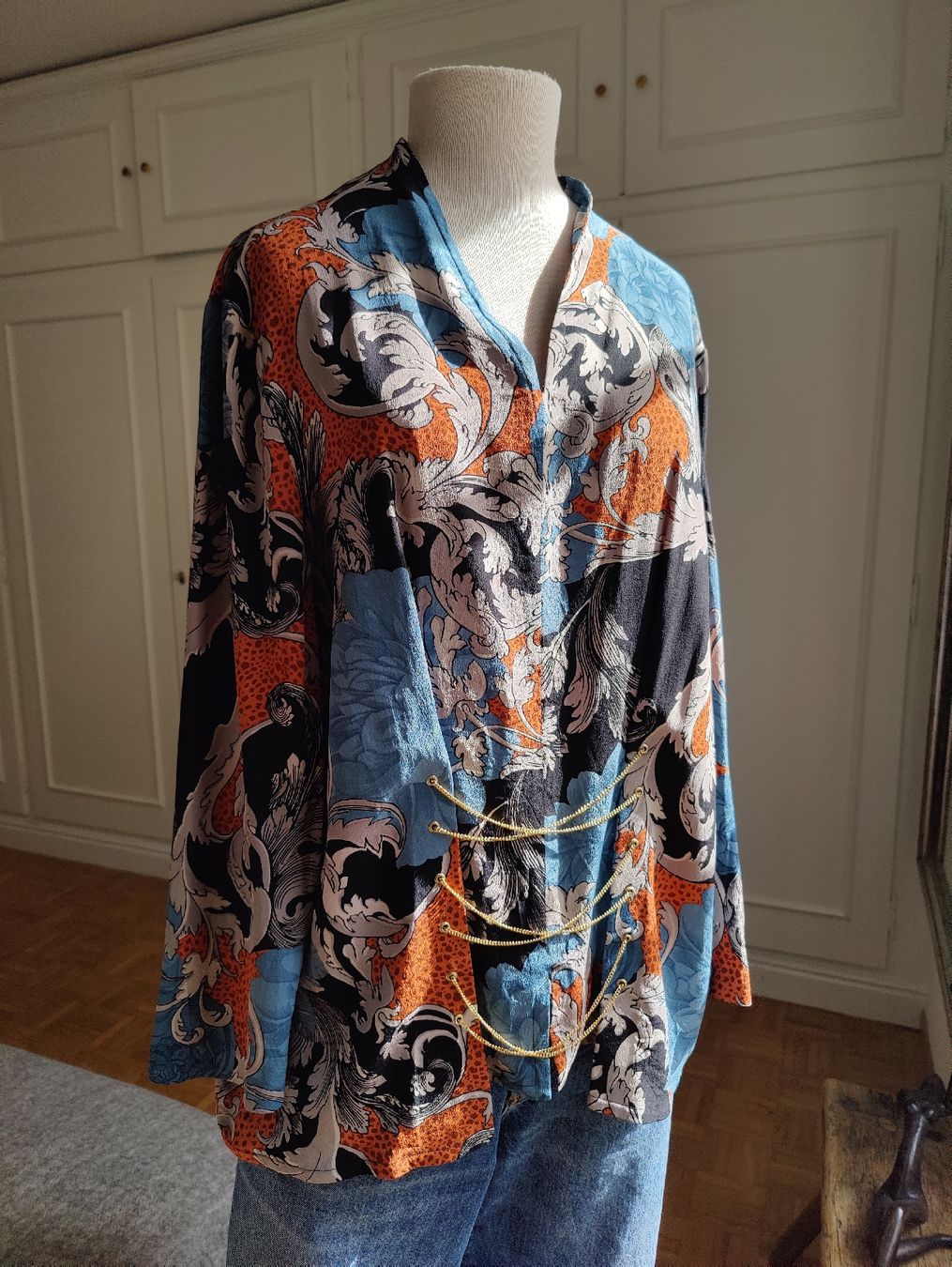Chemisiers: Vintage Pure Silk Patterned Blouse with Chains – D'occasion à La Tour-de-Peilz par dAutrefois 1