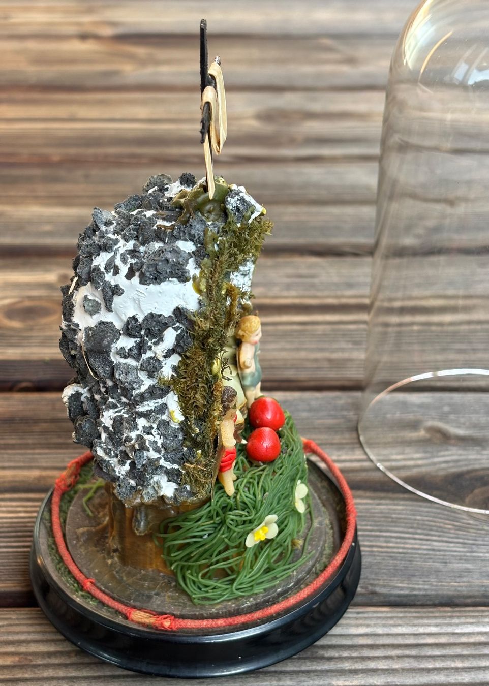 Statuette: antike Klosterarbeit mit Glassturz – Usato da Lüchingen venduto da Eeizo 7
