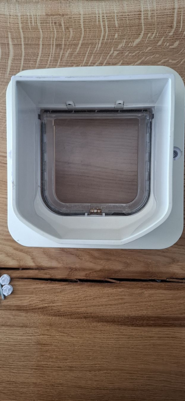 Gattaiole: SureFlap Mikrochip Katzenklappe inkl. Hub – Usato da Guntershausen venduto da Jtattoo 4