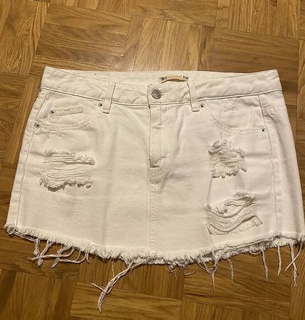 Pull&Bear: mini-jupe trouée en jeans blanc: taille S/36