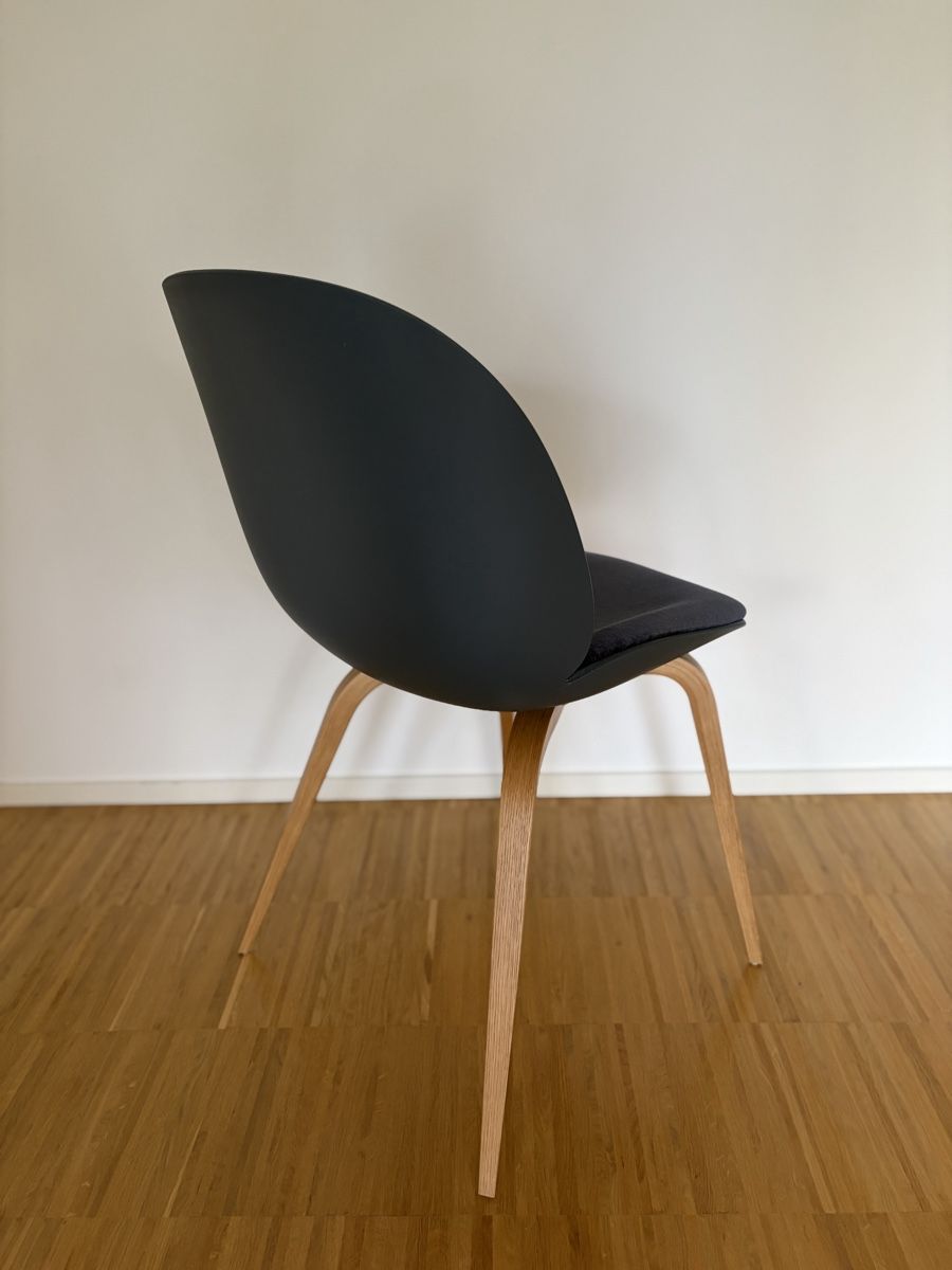 Gubi Sedie: Gubi Beetle Chair. Teal and Oak – Usato da Zürich venduto da jensmoll 1