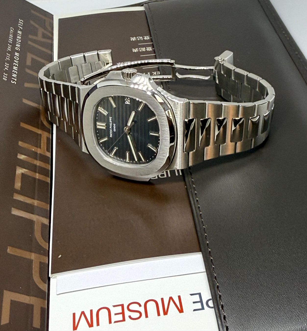 Patek Philippe Orologi: Patek Philippe Nautilus Ref. 5711/1A-010 Full Set – Usato da Lugano venduto da Superstudiolugano