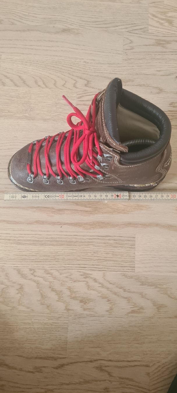 Scarpe da donna: Handcrafted women's hiking boots by Gronell – Nuovo (secondo la descrizione) da Zürich venduto da sut_6hqn 6