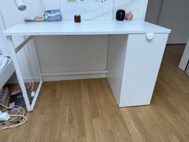 Schreibtisch in gutem Zustand