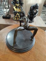 LÄSSIGE WUNDERSCHÖNE LADY AUF RUNDEN MARMORSOCKEL  18 x19 CM