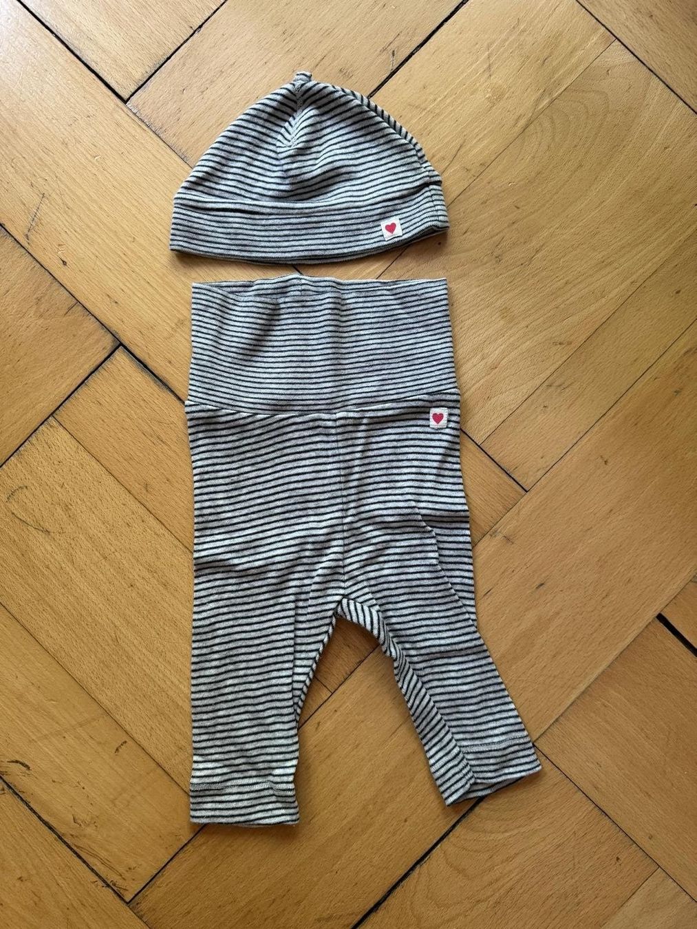 Lotti & Set di vestiti: Newborn Süsses Set Hose und Mütze – Usato da Bern venduto da LauraRebecca
