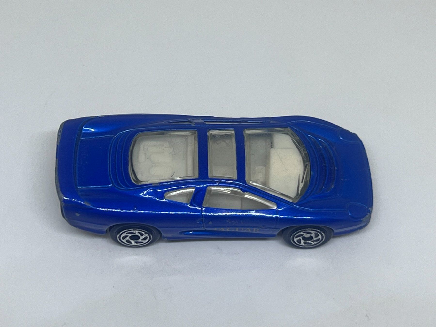 Matchbox Modellini d'auto: Matchbox Jaguar XJ220 #714 – Usato da Wildegg venduto da LaaBoutique 1