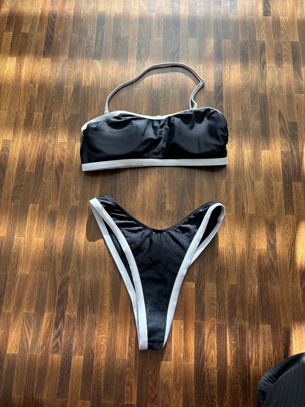 Costumi da bagno & Bikini: Schwarzer Bikini mit weissen Details, Grösse M – Nuovo (secondo la descrizione) da Hinwil venduto da liviipivii