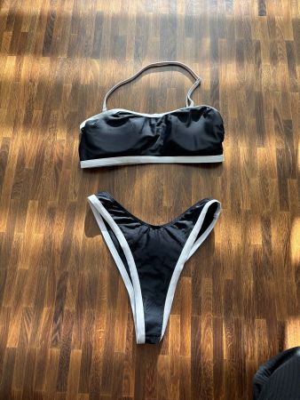 Schwarzer Bikini mit weissen Details, Grösse M