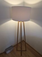Stehlampe mit Holzständer im Vierbein-Design