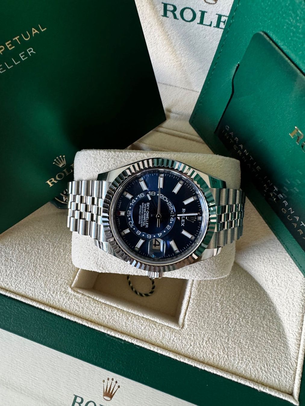 Rolex Orologi: Rolex / SkyDweller / 42mm / Ref: 336934 / CH-2022 / Fullset! – Usato da Sursee venduto da itimely 2