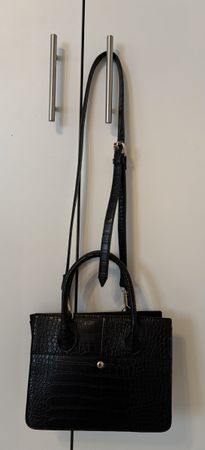 Schwarze Handtasche in Kroko-Optik mit langem Schulterriemen
