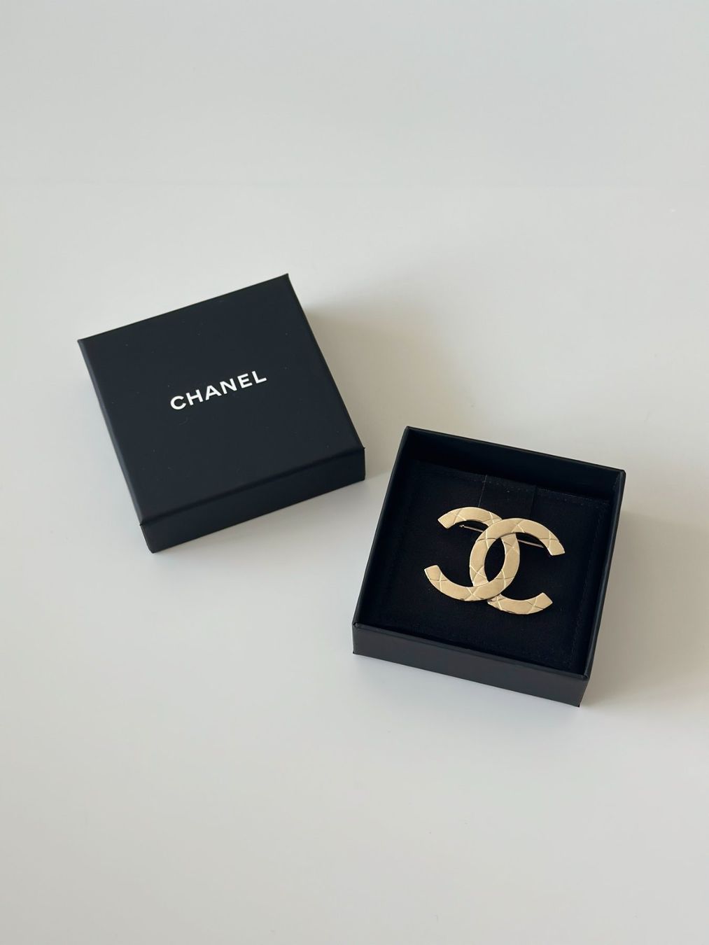 Spille & Fermagli: New Chanel CC brooch – Nuovo e nell'imballaggio originale da Lugano venduto da juledo