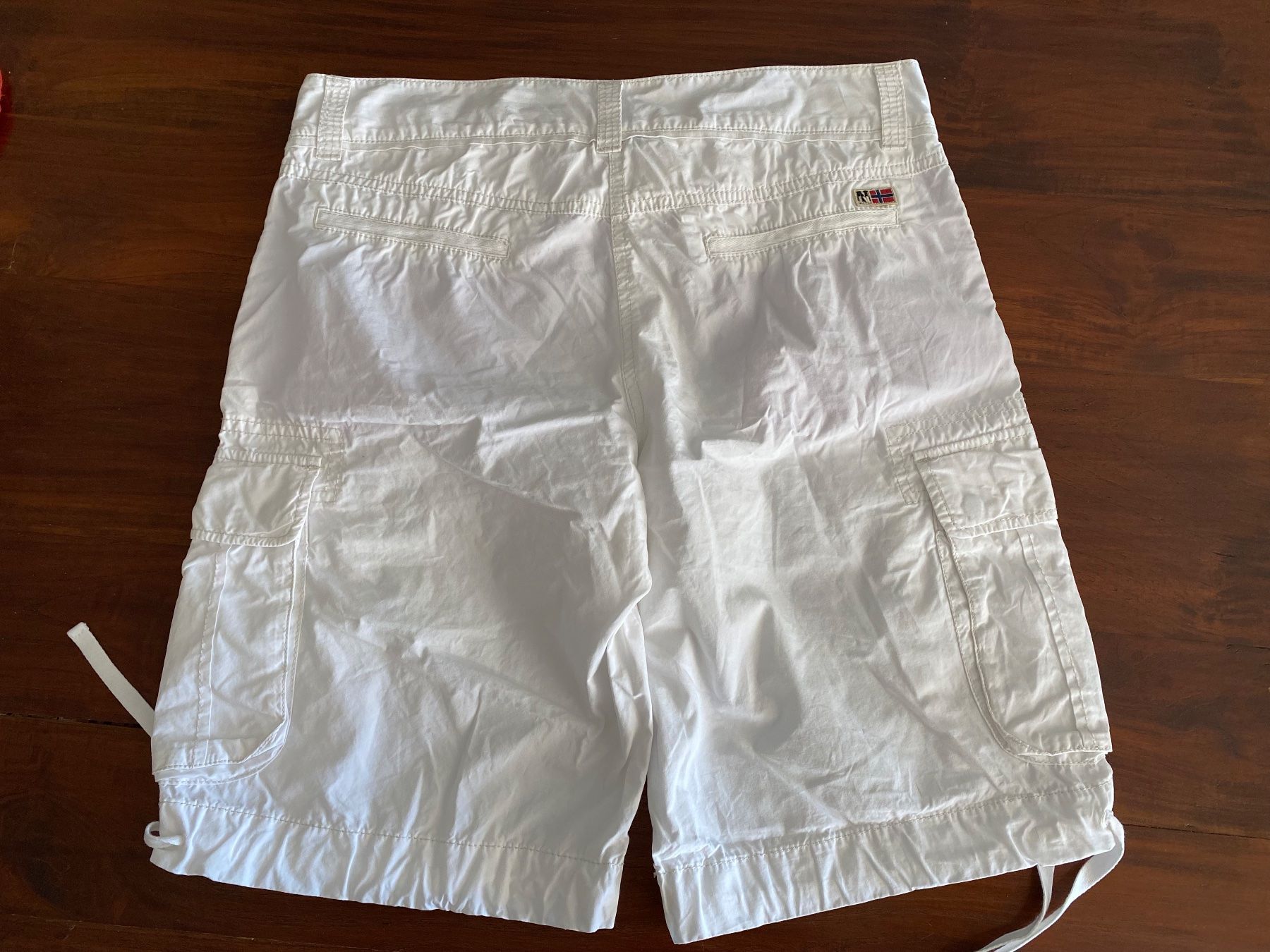 Napapijri Hosen: NAPAPIJRI Bermuda Shorts weiss – Gebraucht aus Besazio von lionheart63 2
