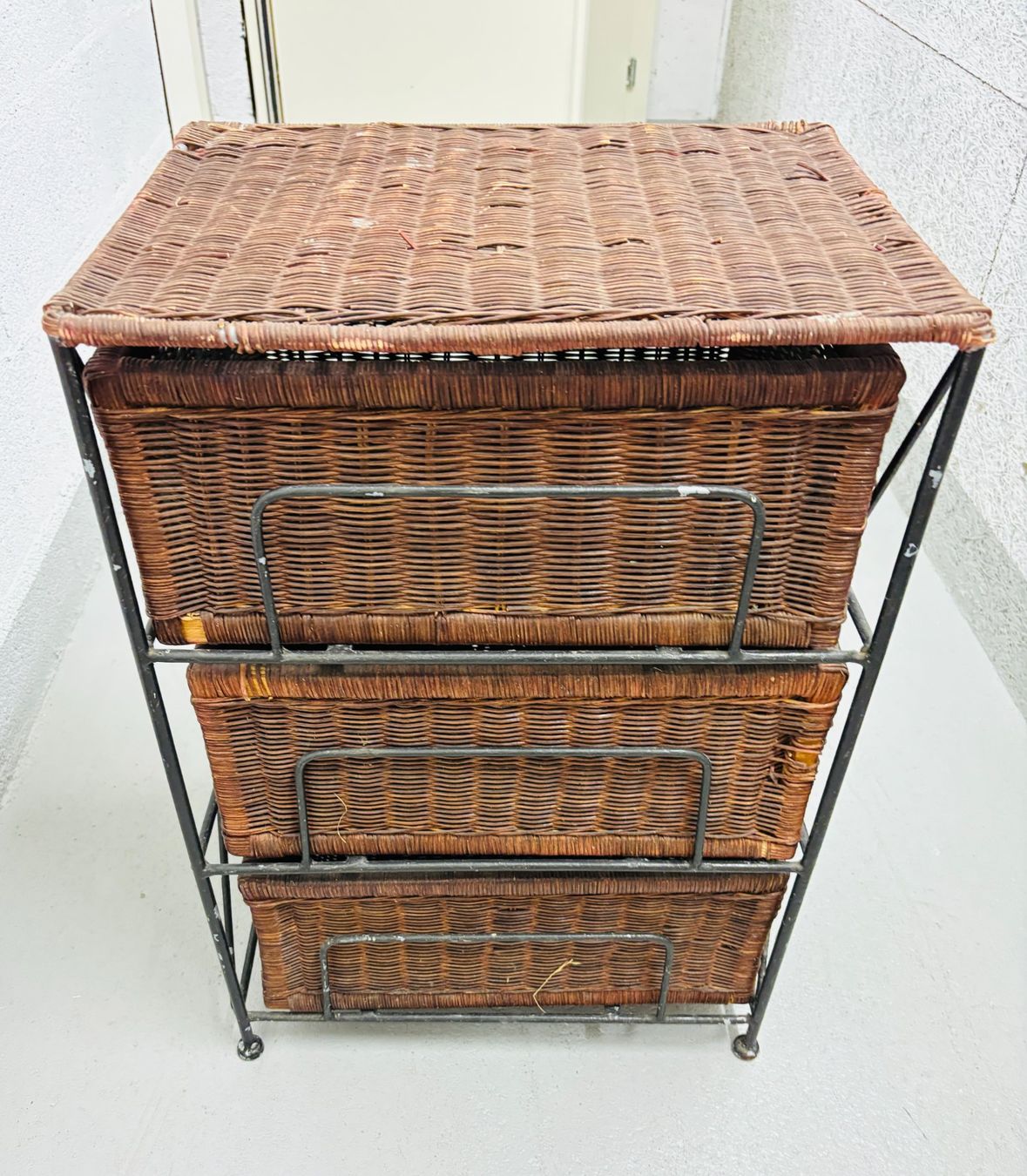 Schränke: Commode bohème à 3 tiroirs en rotin avec structure en fer – Gebraucht aus Clarmont von sil_59s9 3