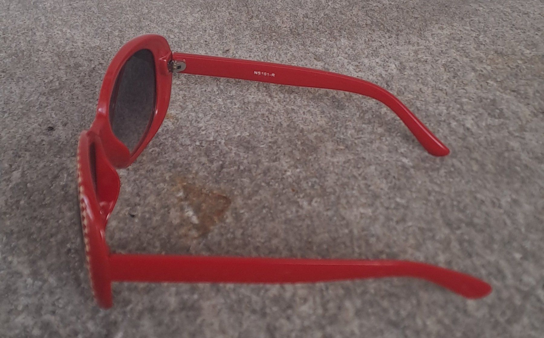 Occhiali & Lenti: Sonnenbrille rot mit Muster quaretmuster/graue Gläser – Nuovo (secondo la descrizione) da spruga venduto da andrapush 1