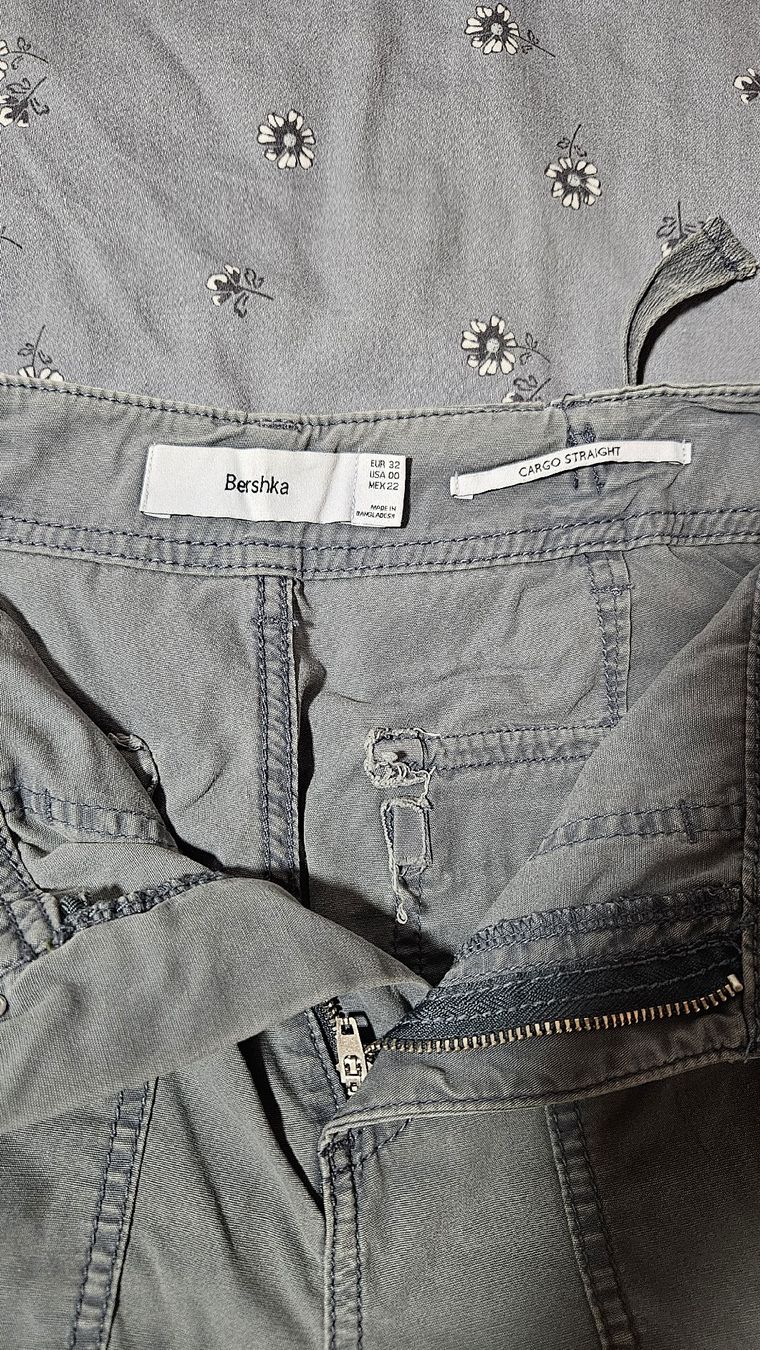 Bershka Pantaloni: Graue Cargo Berskah-Hose – Usato da Sax venduto da Kieselstei 1