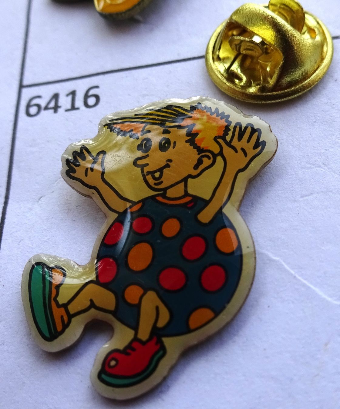 Plaketten & Abzeichen: Pin Comics Junge mit Freudensprung – Gebraucht aus Utzenstorf von BUtter81