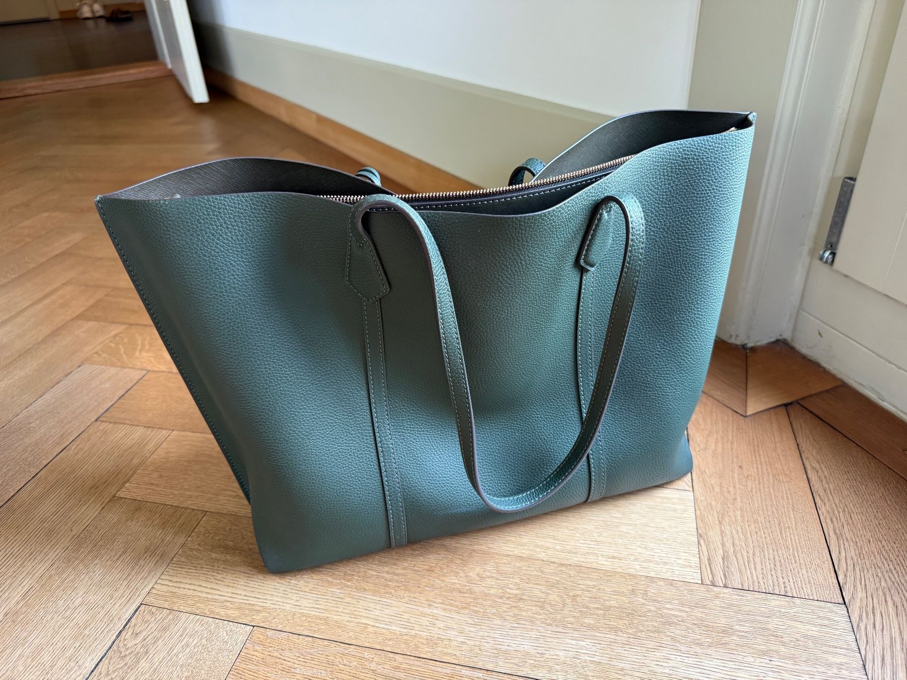 Tory Burch Taschen: Tory Burch, Perry Triple Compartment, Basil – Gebraucht aus Bern von JessyCarmen 1