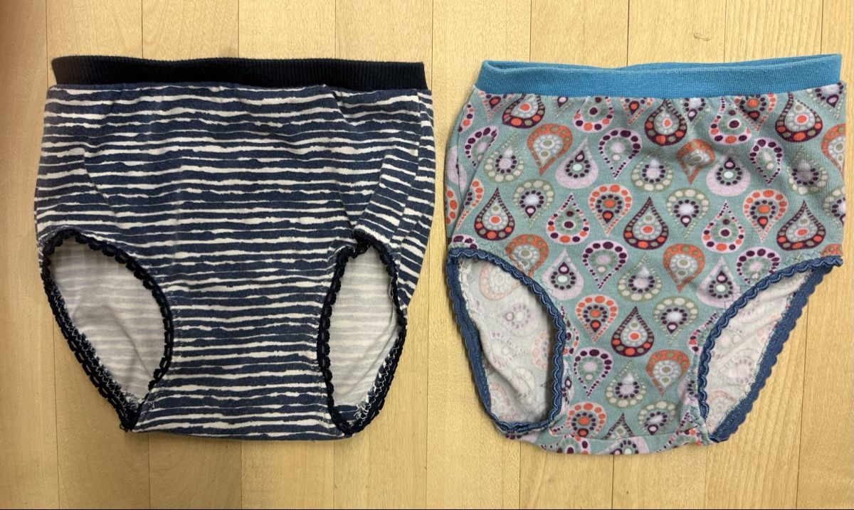 Unterwäsche: 2 Mädchen Slips gemustert Baumwolle, 3-5 Jahre – Neu (gemäss Beschreibung) aus Lyss von Sibella56