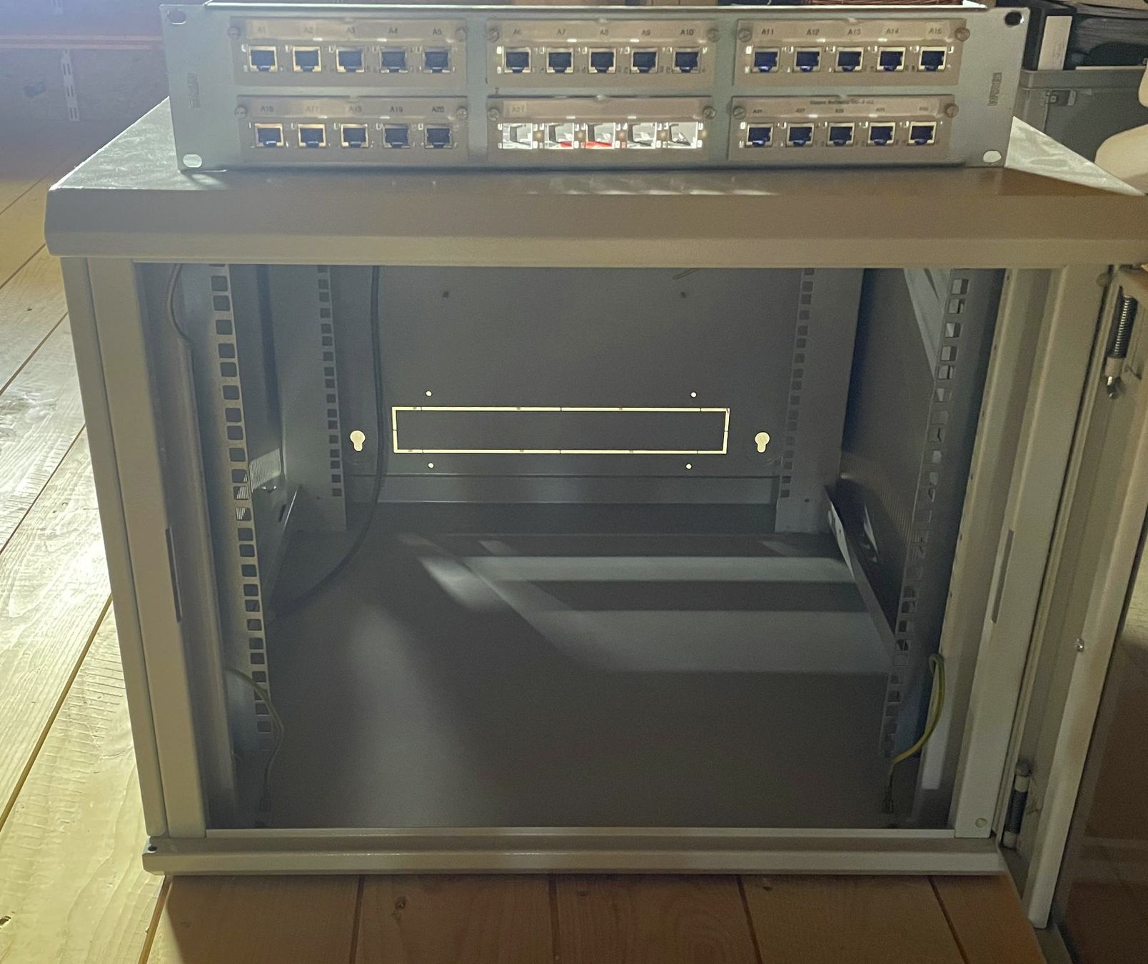 Racks & Cavalletti: 19 Zoll Serverschrank – Usato da Wynau venduto da ccaillet00 1