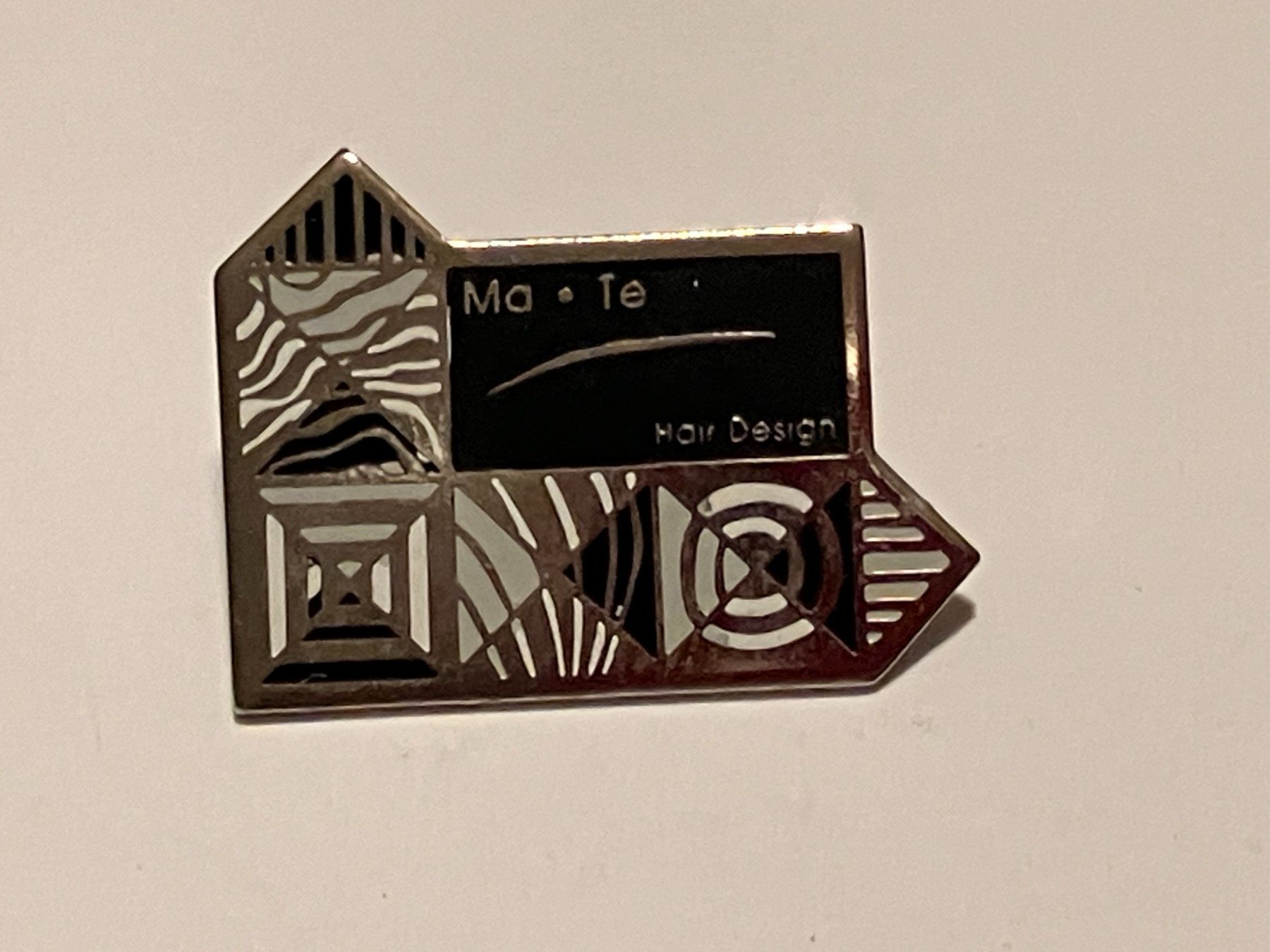 Placchette & Badge: 1 Pin Ma Te Hair Design – Usato da Basel venduto da djwwpp